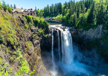 Görkemli Karlı Şelaleler 'den aşağı çağlayan bir su veiw' i..