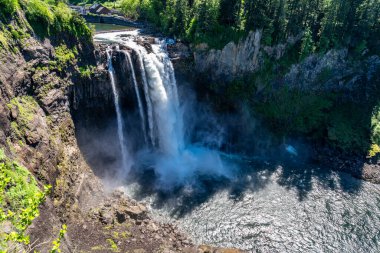 Görkemli Karlı Şelaleler 'den aşağı çağlayan bir su veiw' i..