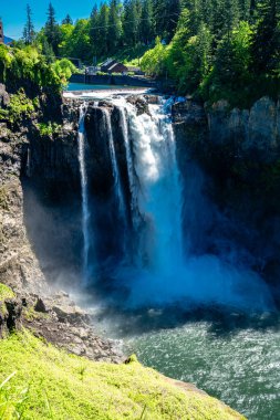 Görkemli Karlı Şelaleler 'den aşağı çağlayan bir su veiw' i..