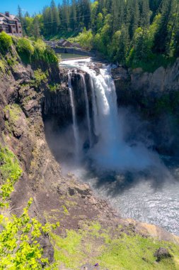 Görkemli Karlı Şelaleler 'den aşağı çağlayan bir su veiw' i..