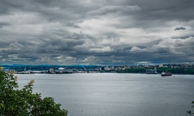 Kalın bulutlar Tacoma 'nın üstünde, Washington' da, rıhtımın yanında..