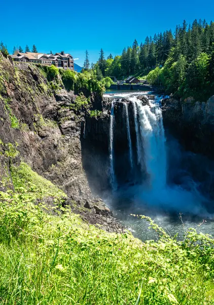 Görkemli Karlı Şelaleler 'den aşağı çağlayan bir su veiw' i..