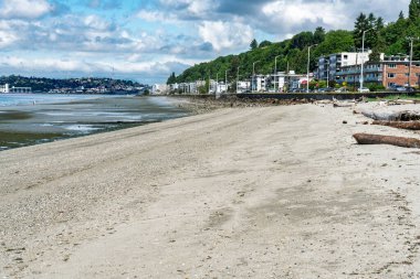 Batı Seattle 'daki Alki Plajı' nda King Tide ile Washington manzarası.