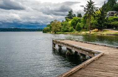 Seattle 'da Washington Gölü' nün üzerinde bulutlar doluyor..