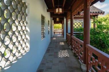 Güney Seattle, Washington 'da bir Çin tapınağında yürüyüş..