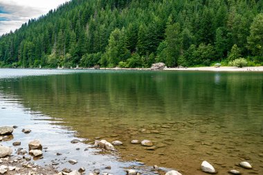 North Bend, Washington yakınlarındaki Rattlesanake Gölü manzarası. Yaz mevsimi geldi..