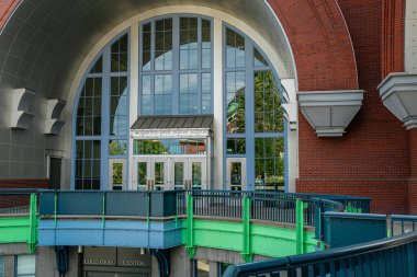 Tacoma, Washington 'daki Washington Eyalet Tarih Müzesi' ne giriş manzarası.