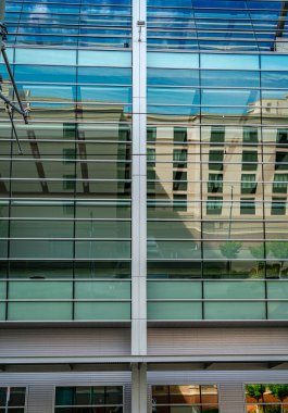 Tacoma, Washington 'daki Büyük Tacoma Kongre Merkezi' nin camlarında güçlü bir yansıma var..