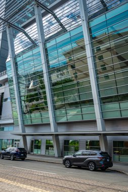 Tacoma, Washington 'daki Büyük Tacoma Kongre Merkezi' nin camlarında güçlü bir yansıma var..