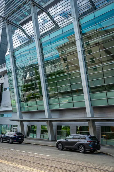 Tacoma, Washington 'daki Büyük Tacoma Kongre Merkezi' nin camlarında güçlü bir yansıma var..