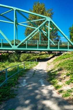 Kent, Washington 'daki Green River Patikası' nın üzerinde bir karayolu köprüsü..