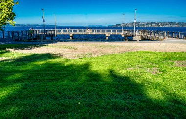 Ruston, Washington 'da kıyı boyunca ahşap bir iskele..