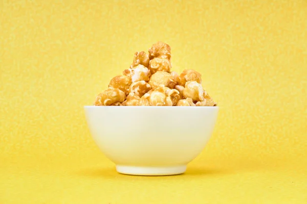 Bílá Mísa Karamelového Popcornu Žlutém Pozadí Kopírovacím Prostorem Pro Reklamu — Stock fotografie