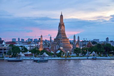 Thai tapınağı mavi saatte Arun 'u, ön planda nehir ve arka planda Bangkok şehri mavi ve morumsu gökyüzü ile boyanmış, Bangkok Tayland şehri, güneydoğu Asya.