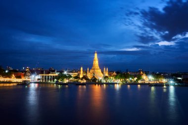 Thai tapınağı mavi saatte Arun 'u, ön planda nehir ve arka planda Bangkok şehri mavi ve morumsu gökyüzü ile boyanmış, Bangkok Tayland şehri, güneydoğu Asya.
