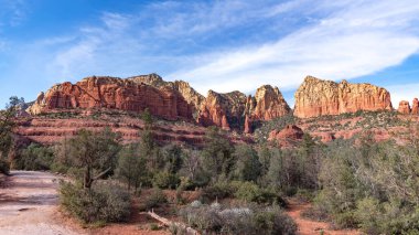 Sedona Kayalıkları toprak bir yola bakıyor..