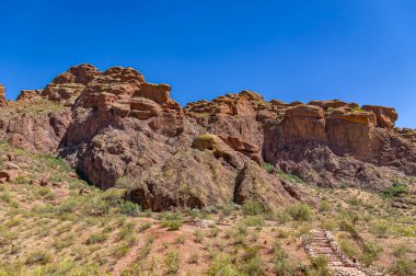 Phoenix, Arizona 'daki Camelback Dağı' nda Echo Canyon Trailhead 'in nefes kesici manzarası. Mavi gökyüzü arkaplanı ve engebeli arazi.