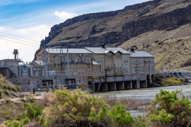 Nehir ve kayalık tepelerin yanında yer alan tarihi sanayi binasında klasik mimari ve sanayi unsurları sergileniyor..