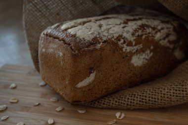 Tahtadaki tuvaldeki taze ekmek.
