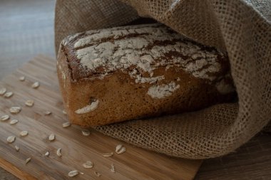 Tahtadaki tuvaldeki taze ekmek.