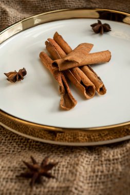 Altın bir tabakta tarçın ve anason kokar, çuval bezinin üstünde. Sert doku ve baharatların bileşimi.