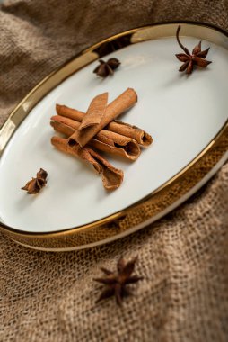 Altın bir tabakta tarçın ve anason kokar, çuval bezinin üstünde. Sert doku ve baharatların bileşimi.