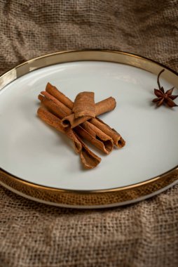 Altın bir tabakta tarçın ve anason kokar, çuval bezinin üstünde. Sert doku ve baharatların bileşimi.