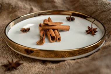 Altın bir tabakta tarçın ve anason kokar, çuval bezinin üstünde. Sert doku ve baharatların bileşimi.