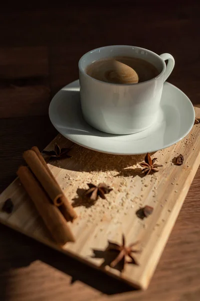 Xícara Branca Café Com Açúcar Cana Paus Canela Anis — Fotografia de Stock