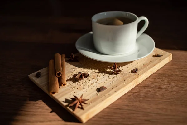Weiße Tasse Kaffee Mit Rohrzucker Und Zimtstangen Und Anis — Stockfoto