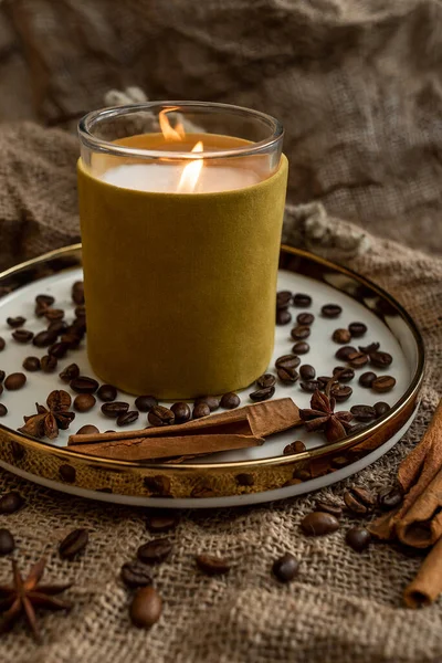 Eine Elegante Komposition Aus Kerzen Tellern Mit Goldenem Rand Auf — Stockfoto