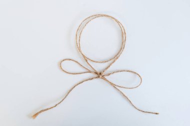 Beyaz arka planda ip yayı, tebriklerin temeli.