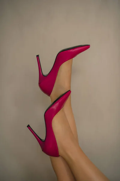 ピンクのハイヒールの靴で足 — ストック写真