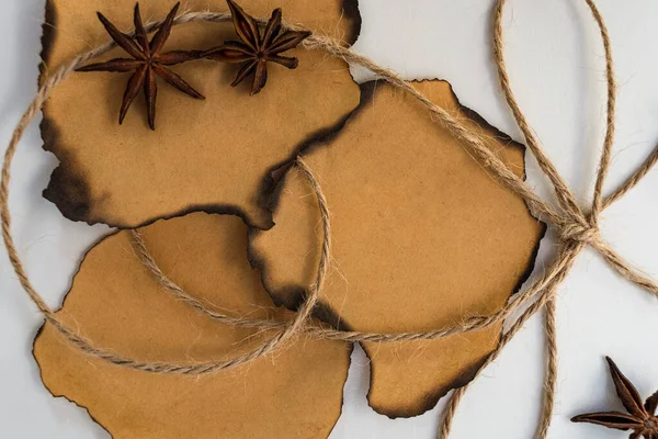 Anasonlu Dekoratif Mandallarla Süslenmiş Iple Bağlanmış Eski Bir Kağıt Davetiyeye — Stok fotoğraf