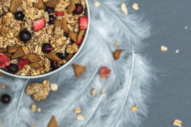 Gri renkli arka planda bir kase müsli, sağlıklı yemek, sağlıklı kahvaltı.