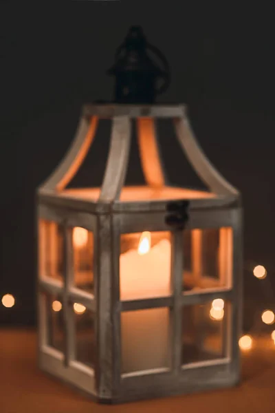 Mumlu Bir Fenerin Bulanık Arka Planı Retro Tarzı — Stok fotoğraf