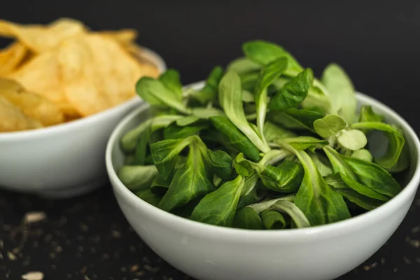 Zwei Weiße Schalen Eine Mit Grünen Salatblättern Die Zweite Mit — Stockfoto