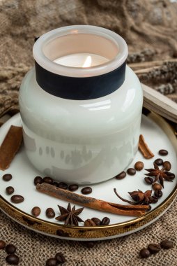 Çuval bezinden yapılmış mumlar, anason, tarçın çubukları ve kahve çekirdekleri. Kurumuş çiçeklerle süslenmiş.