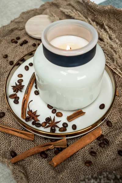 キャンドル アニス シナモンスティック コーヒー豆の審美的な組成は 乾燥した花で飾られた バラップの背景にあります — ストック写真