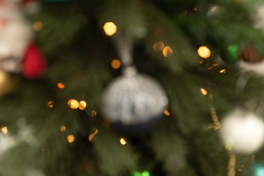 Noel ağacı oyuncaklarının bulanık arka planı çelenk ışıkları, Noel havası, mutlu yıllar.