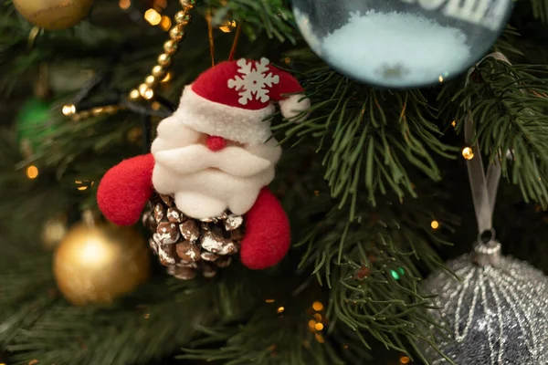 Oyuncak Noel Baba Bir Koninin Üzerinde Süslenmiş Çelenk Işıklarıyla Bir — Stok fotoğraf