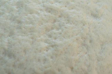 Bereketli buğday hamuru, köpüklü ve havadar, yakın plan. Pişirmeye hazır.