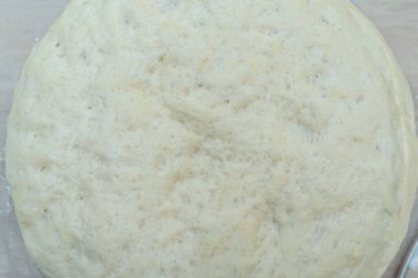 Bereketli buğday hamuru, köpüklü ve havadar, yakın plan. Pişirmeye hazır.