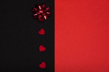 Basit bir siyah-kırmızı arka plan. Kırmızı kurdeleyle ve kalplerle tebrik etmek için. Sevgililer Günü ya da düğün için.