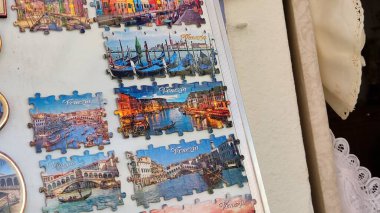 İtalya 'nın Burano adasının hatıra mıknatısları, Venedik kültürünün renkli süslemeleri.