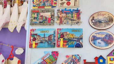 İtalya 'nın Burano adasının hatıra mıknatısları, Venedik kültürünün renkli süslemeleri.