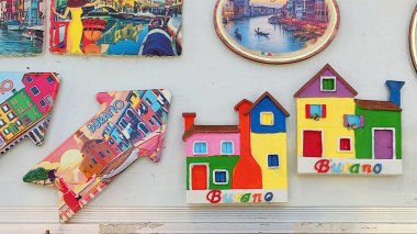 İtalya 'nın Burano adasının hatıra mıknatısları, Venedik kültürünün renkli süslemeleri.