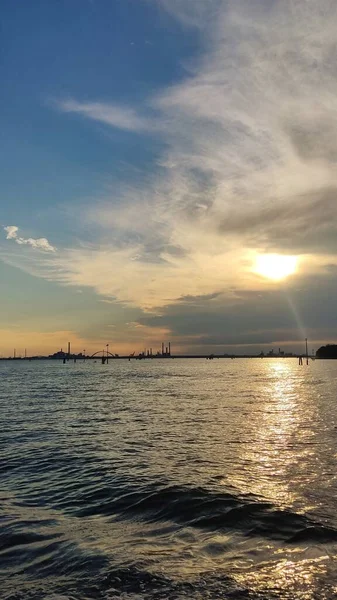 Venedik Kanalı manzarası ılık bir yaz gününde, yüzen tekneler ve eski evler, Venedik, İtalya