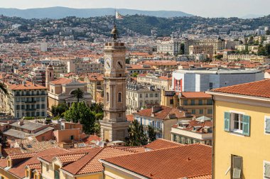 Güneşli bir günde şehrin manzarası şehrin kiremitli çatıları, Cote d 'Azur