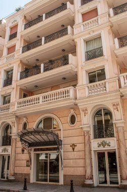 Monako 'nun antik mimarisi, binaların detayları, evlerin dekorasyonları.